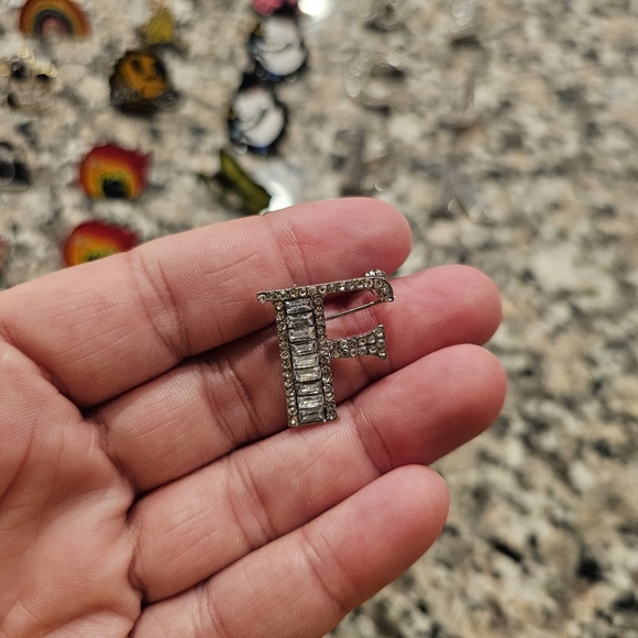 Lot of 47 pins and rubber backings. Assorted styles. - Picture 5 of 16